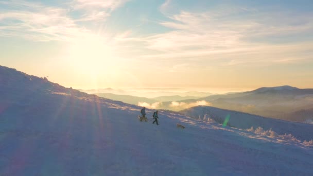 Съемки Воздуха Туристы Встречаются Красивых Снежных Горах Путешествие Отдаленные Места — стоковое видео
