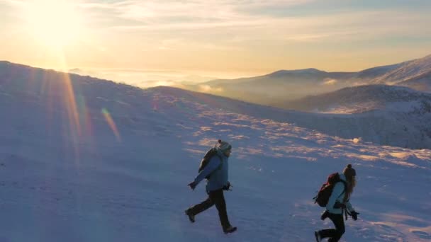 Nagranie Lotnicze Pary Wędrowców Pięknych Śnieżnych Górach Podróż Odległych Miejsc — Wideo stockowe