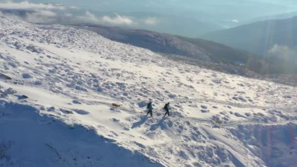 Luftaufnahmen Von Wanderern Die Sich Wunderschönen Schneebedeckten Bergen Paaren Reisen — Stockvideo