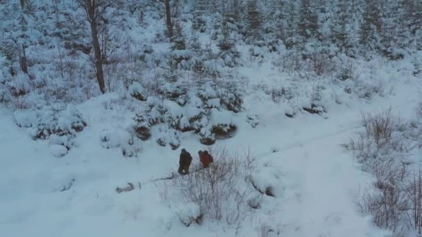 Imágenes Aéreas Una Pareja Excursionistas Hermosas Montañas Nevadas Viajar Lugares — Vídeos de Stock