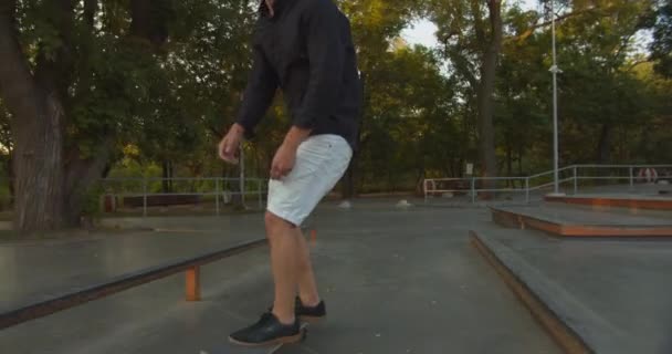 Siguiente Ancho Cámara Lenta Disparo Millennial Skater Skateboarding Elegante Hacer — Vídeo de stock