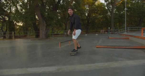 Siguiente Ancho Cámara Lenta Disparo Millennial Skater Skateboarding Elegante Hacer — Vídeo de stock