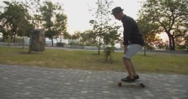 ... kaykaycı ve kaykaycısıyla kaykay yaparken 4k ağır çekim kaydırağını açık havada kaykaycı parkında yapıyor.