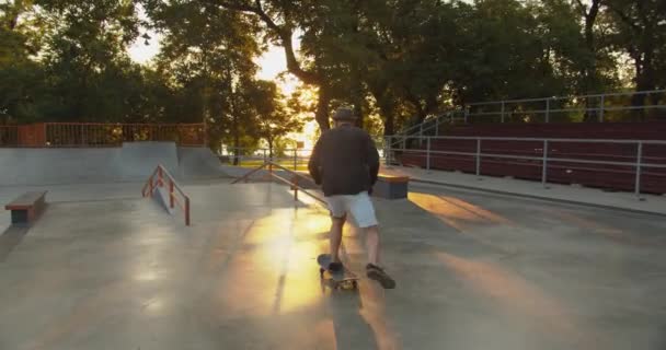 Siguiente Ancho Cámara Lenta Disparo Millennial Skater Skateboarding Elegante Hacer — Vídeo de stock