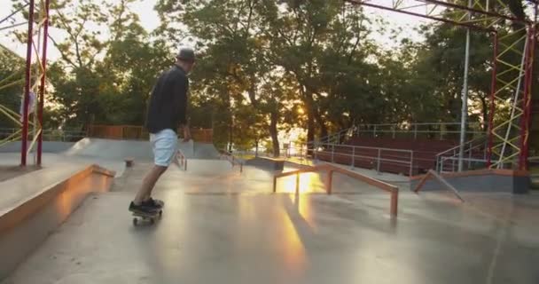 Volgende Wide Slow Motion Shot Van Stijlvolle Millennial Skater Skateboarden — Stockvideo