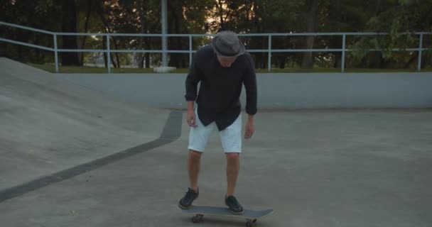 Berikut Wide Slow Motion Shot Stylish Millennial Skateboard Doing Tricks — Stok Video