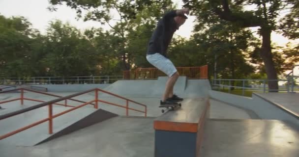 Anschluss Breite Zeitlupe Mit Stylischem Millennial Skateboarding Und Tricks Mit — Stockvideo