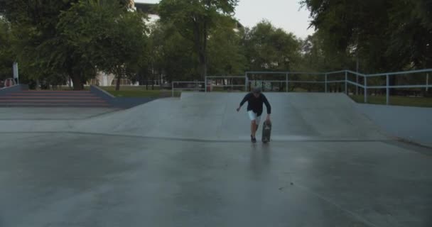 Siguiente Ancho Cámara Lenta Disparo Millennial Skater Skateboarding Elegante Hacer — Vídeos de Stock