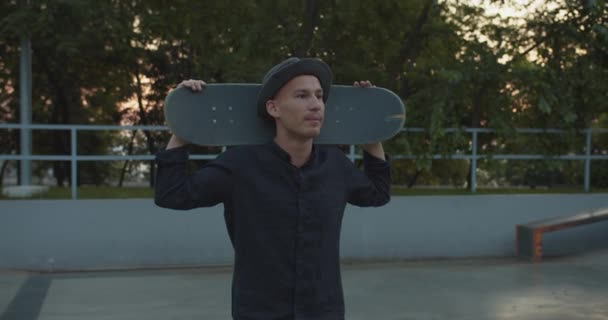 Nahaufnahme Eines Jungen Stylischen Skater Jungen Mit Seinem Skateboard Und — Stockvideo