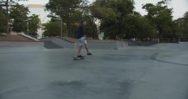 Následující Široký Zpomalení Záběr Stylové Tisíciletý Bruslař Skateboarding Dělá Triky — Stock video