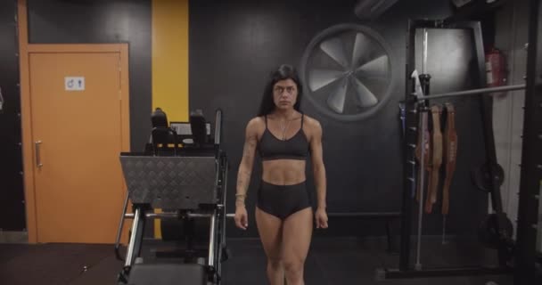 Záběry Mladé Tetované Silné Ženské Powerlifter Chůze Posilovně Interiéru — Stock video