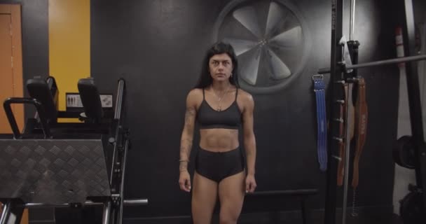 Imágenes Del Joven Levantador Pesas Femenino Fuerte Tatuado Caminando Interior — Vídeo de stock