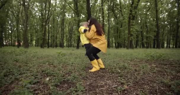 Jovem Mãe Com Seu Filho Casacos Chuva Amarelos Divertindo Parque — Vídeo de Stock