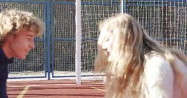 Sonbahar parkında spor salonunda egzersiz yapan genç bir çift. Sağlıklı ve aktif olmak