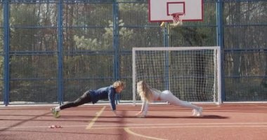 Sonbahar parkında spor salonunda egzersiz yapan genç bir çift. Sağlıklı ve aktif olmak