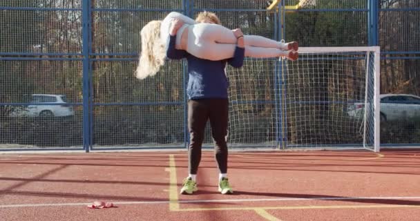 Νεαρό Αθλητικό Ζευγάρι Κάνει Ασκήσεις Στην Παιδική Χαρά Στο Φθινοπωρινό — Αρχείο Βίντεο