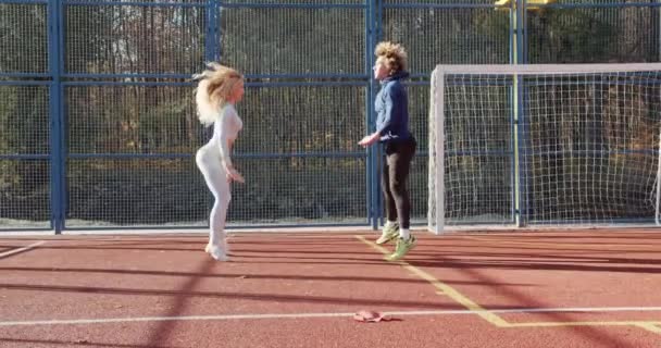 Jong Sportief Koppel Doet Oefeningen Speeltuin Het Herfstpark Gezond Actief — Stockvideo