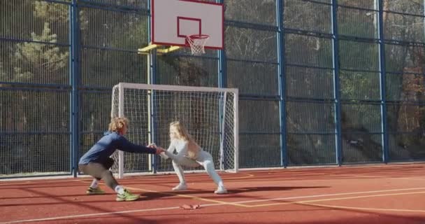 Tineri Sportivi Fac Exerciții Locul Joacă Parcul Toamnă Conceptul Sănătos — Videoclip de stoc