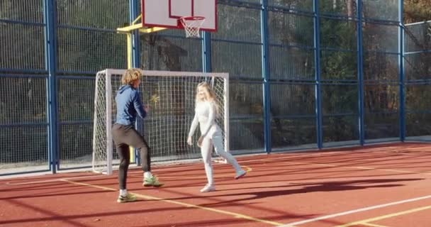 Jong Sportief Koppel Doet Oefeningen Speeltuin Het Herfstpark Gezond Actief — Stockvideo
