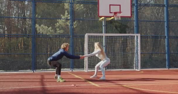 Pasangan Muda Sporty Melakukan Latihan Taman Bermain Musim Gugur Menjadi — Stok Video