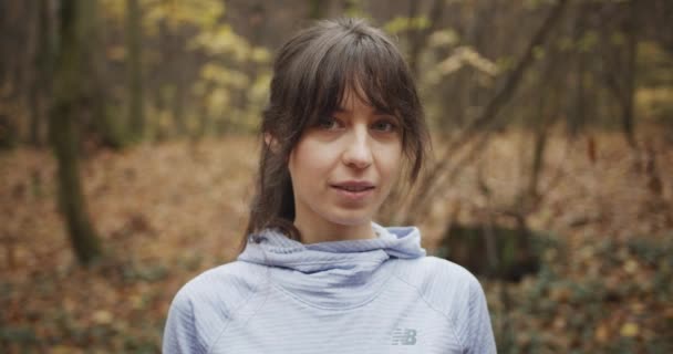 Jeune Femme Sportive Debout Dans Forêt Automne Exercice Plein Air — Video