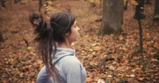 Wanita Sporty Muda Berjalan Hutan Musim Gugur Latihan Luar Ruangan — Stok Video