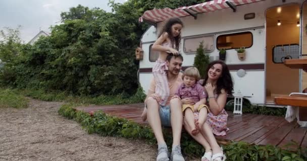 Filmagem Livre Família Quatro Mãe Pai Filha Filho Pequeno Cão — Vídeo de Stock
