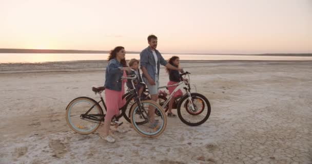 Familia Cuatro Madre Padre Hija Hijo Pequeño Montando Bicicletas Cerca — Vídeo de stock