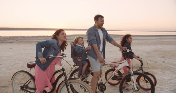 Familia Cuatro Madre Padre Hija Hijo Pequeño Montando Bicicletas Cerca — Vídeo de stock