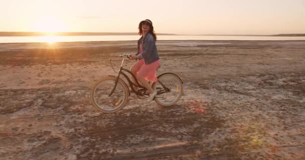 Familia Cuatro Madre Padre Hija Hijo Pequeño Montando Bicicletas Cerca — Vídeo de stock