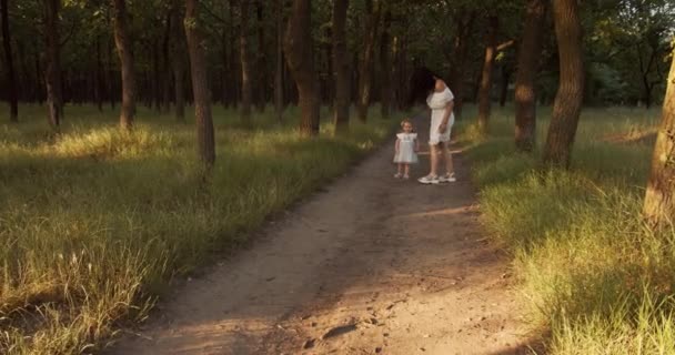 Kobieta Bawi Się Swoją Córeczką Parku Podczas Zachodu Słońca — Wideo stockowe