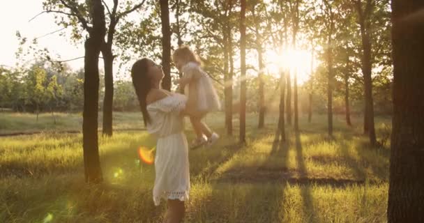 Kobieta Bawi Się Swoją Córeczką Parku Podczas Zachodu Słońca — Wideo stockowe