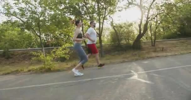 Homem Caucasiano Com Seu Treinador Pessoal Jovem Esportivo Feminino Correndo — Vídeo de Stock