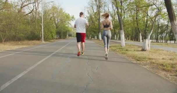 Blanke Man Met Zijn Persoonlijke Coach Jonge Sportieve Vrouw Die — Stockvideo