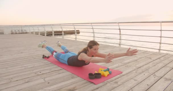 Joven Mujer Deportiva Haciendo Ejercicios Aire Libre Cerca Del Mar — Vídeos de Stock