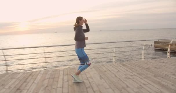 Jonge Sportieve Vrouw Loopt Buiten Bij Zee Tijdens Prachtige Zonsondergang — Stockvideo