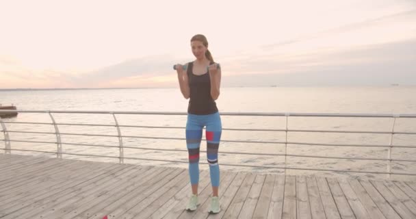 Νεαρή Σπορ Γυναίκα Κάνει Ασκήσεις Εξωτερικούς Χώρους Κοντά Στη Θάλασσα — Αρχείο Βίντεο