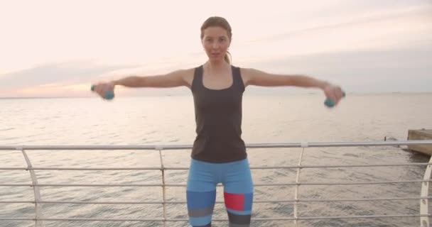 Νεαρή Σπορ Γυναίκα Κάνει Ασκήσεις Εξωτερικούς Χώρους Κοντά Στη Θάλασσα — Αρχείο Βίντεο