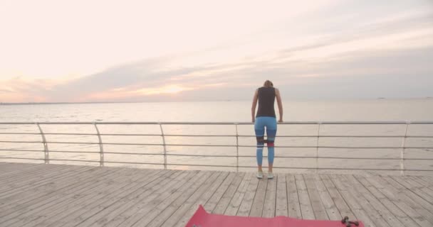 年轻的女运动员在美丽的日落或日出时在海边进行户外运动 健康生活方式和体育概念 — 图库视频影像