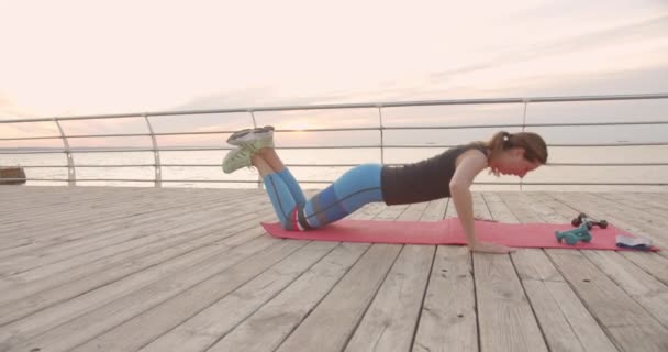 Jonge Sportieve Vrouw Doet Buiten Oefeningen Bij Zee Tijdens Prachtige — Stockvideo