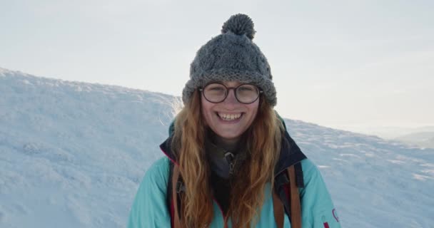 Retrato Uma Jovem Mulher Cabelos Vermelhos Sorridentes Vestindo Óculos Gorro — Vídeo de Stock