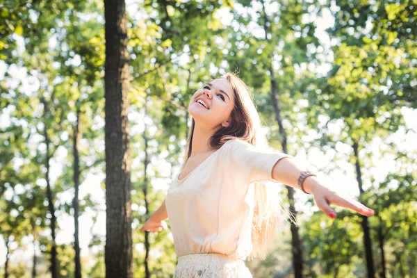 Joven hermosa mujer caucásica disfrutando del sol en el parque — Foto de Stock