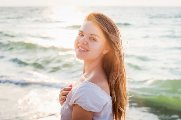 Junge schöne kaukasische Frauen genießen die Sonne am Strand bei Sonnenaufgang oder Sonnenuntergang — Stockfoto