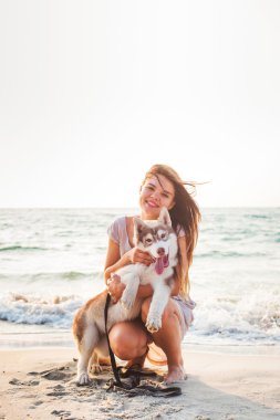 genç güzel beyaz kadın gündoğumu veya günbatımı sırasında plajda güneşin tadını