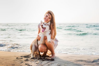 genç güzel beyaz kadın gündoğumu veya günbatımı sırasında plajda güneşin tadını