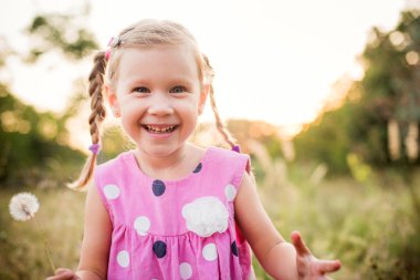 yaz günü gün batımı sırasında parkta oynayan küçük kız