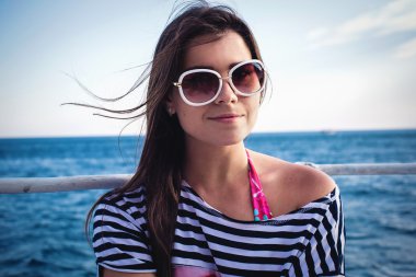 genç güzel kadın bir deniz bir yatta poz