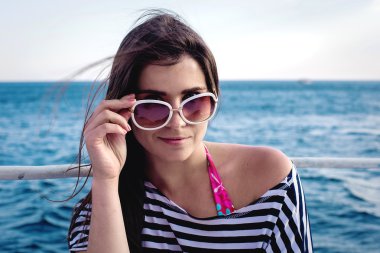 genç güzel kadın bir deniz bir yatta poz