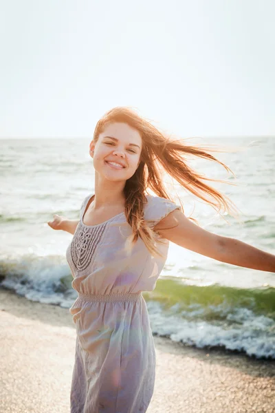 Joven hermosa hembra caucásica disfrutando del sol en la playa al amanecer o al atardecer —  Fotos de Stock