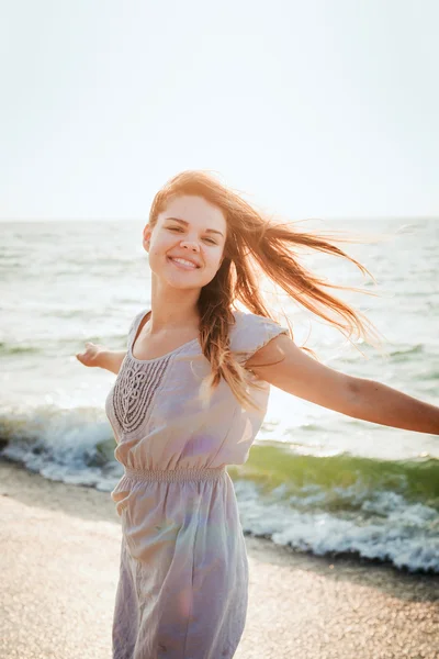 Giovane bella femmina caucasica godersi il sole sulla spiaggia durante l'alba o il tramonto — Foto Stock